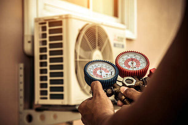 Professional Hvac technician working in Okeechobee, FL